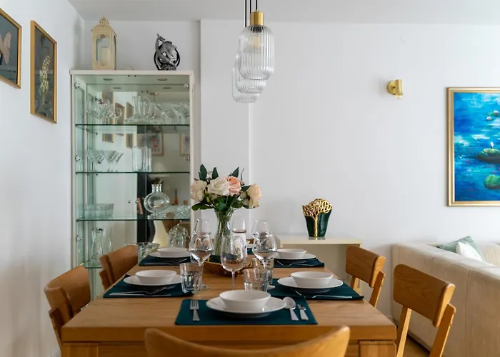 Szczesliwice - Office, Balcony And Parking - By Rentujemy شقة